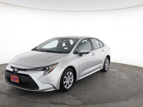 Used 2025 Toyota Corolla LE FWD image 5