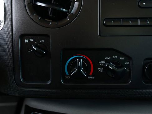 Used 2017 Ford E-350 and Econoline 350 Super Duty image 33