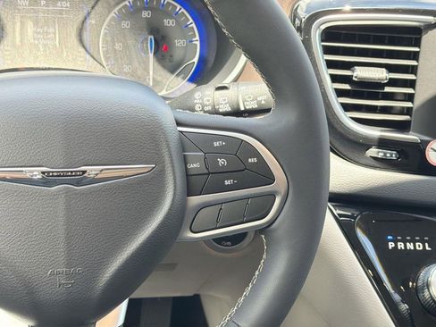 Used 2023 Chrysler Voyager LX FWD image 9