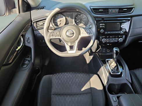 Used 2017 Nissan Rogue SV FWD image 11