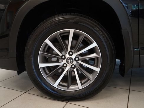 Used 2019 Toyota Highlander XLE AWD/4WD image 18