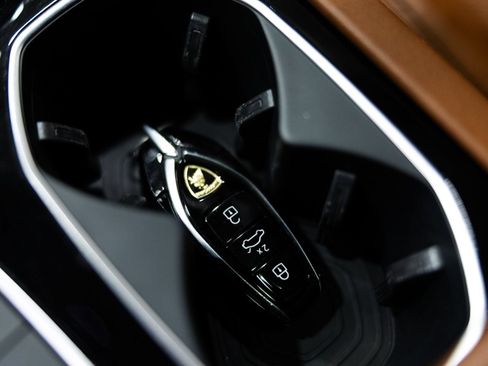 Used 2021 Lamborghini Urus AWD/4WD image 49