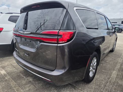 Used 2023 Chrysler Pacifica Touring-L FWD image 4