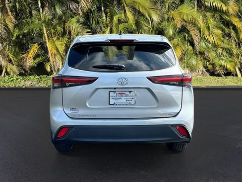 Used 2024 Toyota Highlander LE AWD/4WD image 6