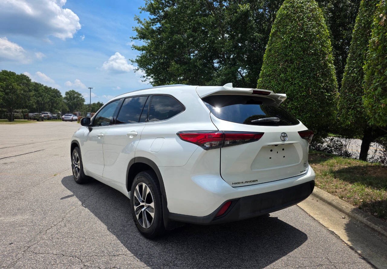 Used 2021 Toyota Highlander XLE AWD/4WD image 3