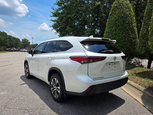 Used 2021 Toyota Highlander XLE AWD/4WD image 3