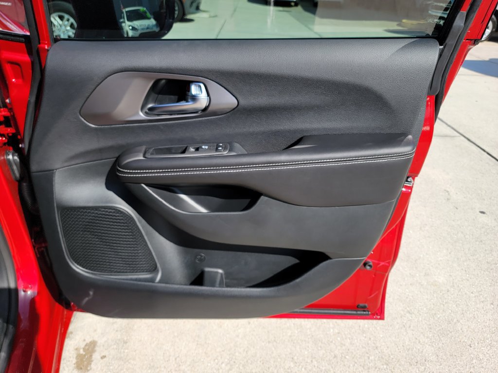 New 2026 Chrysler Pacifica Select FWD image 13