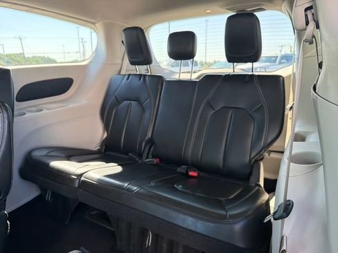 Used 2023 Chrysler Pacifica Touring-L FWD image 38