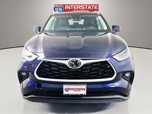 Used 2022 Toyota Highlander XLE image 2