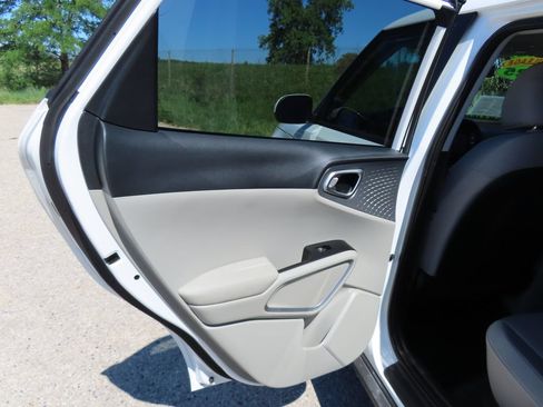 Certified 2025 Kia Soul LX w/ LX Technology Package FWD image 27