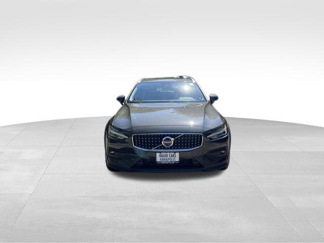 Certified 2025 Volvo V60 B5 Cross Country Plus AWD/4WD image 3