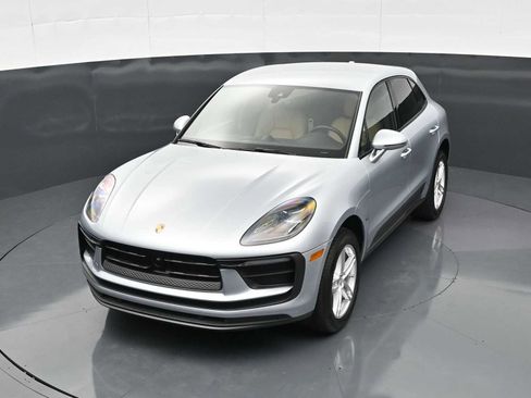 Certified 2025 Porsche Macan AWD/4WD image 28