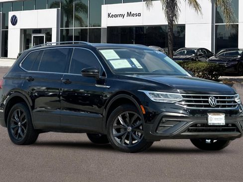 Used 2023 Volkswagen Tiguan SE w/ Panoramic Sunroof Package FWD image 2