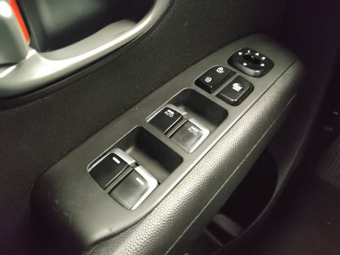 Used 2017 Kia Soul + FWD image 27