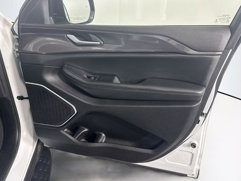 Used 2022 Jeep Grand Cherokee L Laredo image 36