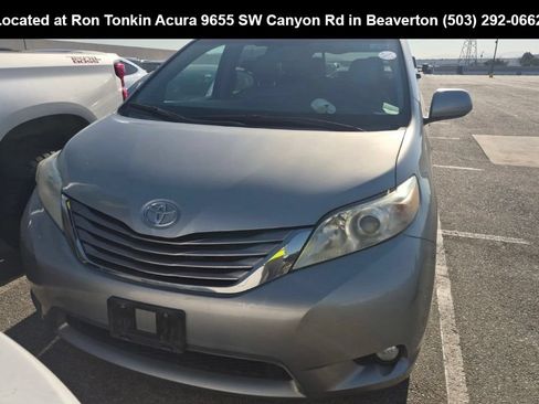Used 2015 Toyota Sienna XLE w/ XLE Navigation Package FWD image 3
