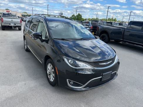 Used 2019 Chrysler Pacifica Touring-L FWD image 25