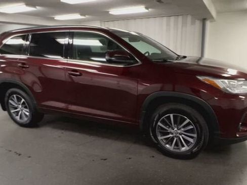 Used 2018 Toyota Highlander XLE AWD/4WD image 2