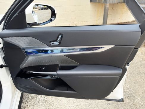 Used 2024 BMW i7 xDrive60 w/ Premium Package AWD/4WD image 52