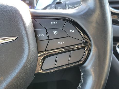 Used 2018 Chrysler Pacifica Touring-L Plus image 22