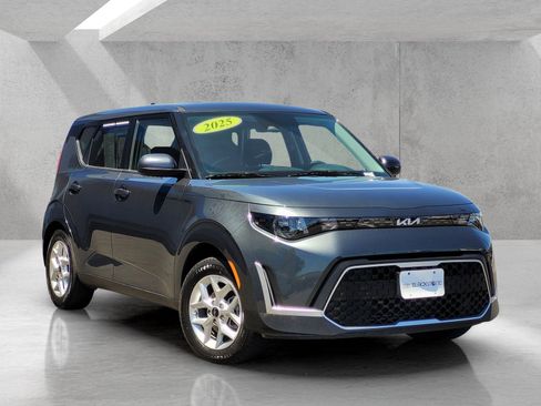 Used 2025 Kia Soul LX w/ LX Technology Package FWD image 2
