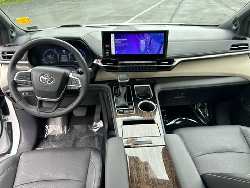 Certified 2025 Toyota Sienna Platinum AWD/4WD image 20