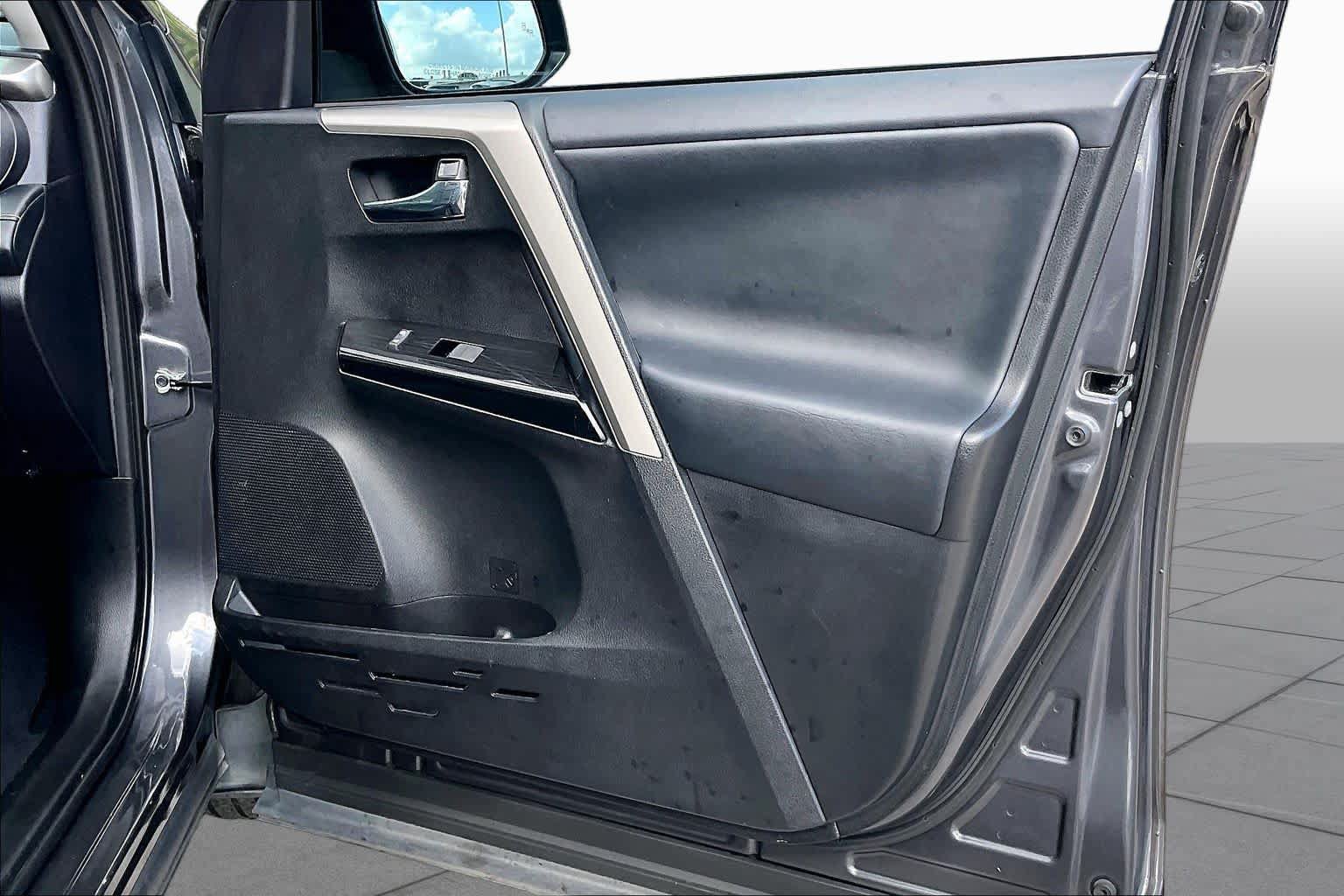 Used 2018 Toyota RAV4 Limited FWD image 22