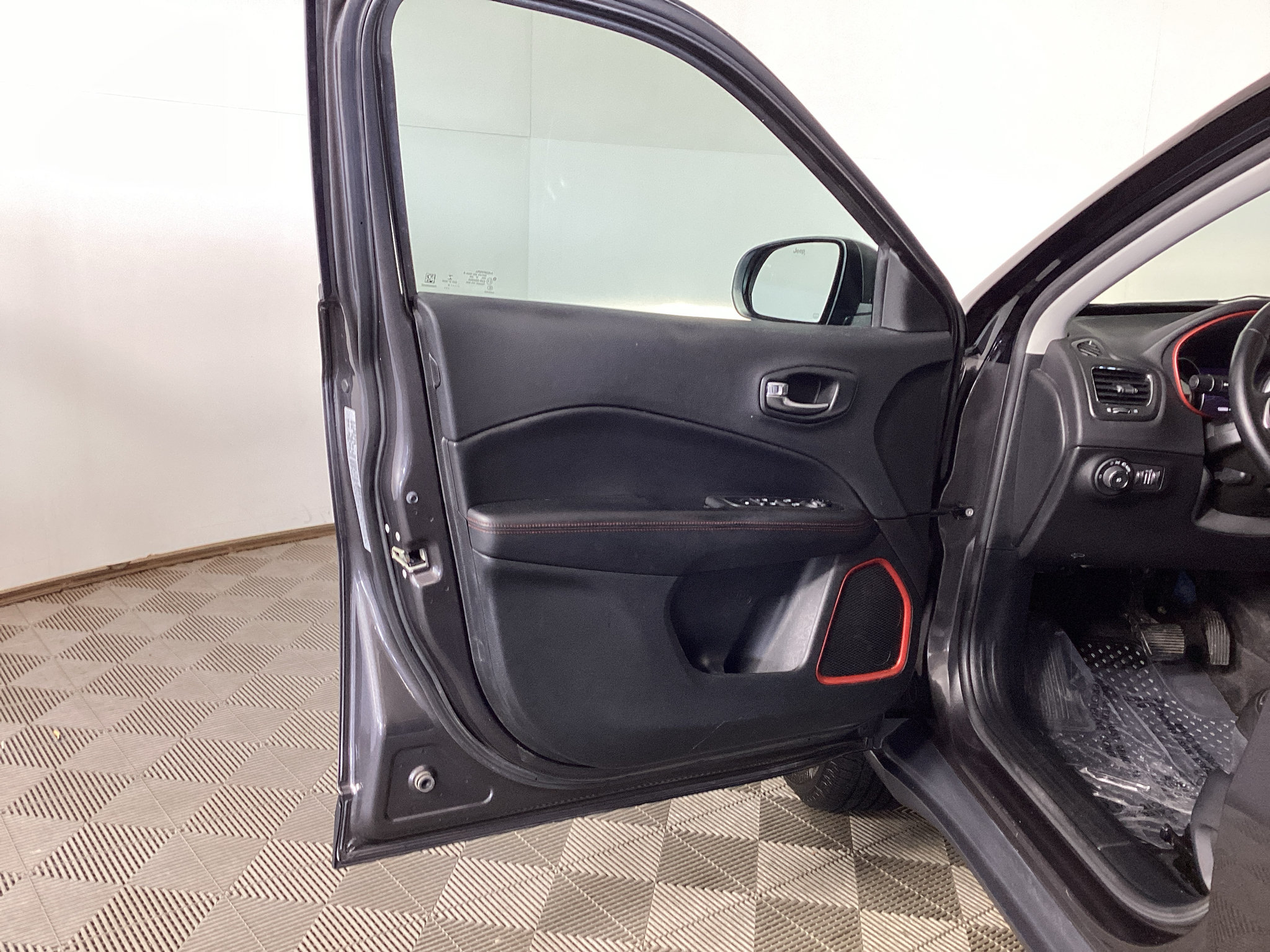Used 2018 Jeep Compass Trailhawk w/ Leather Interior Group AWD/4WD image 14
