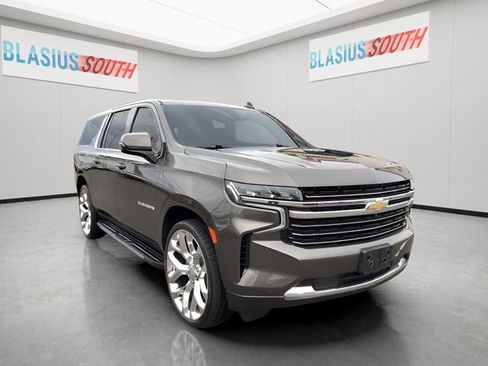 Used 2021 Chevrolet Suburban LT w/ Luxury Package AWD/4WD image 1