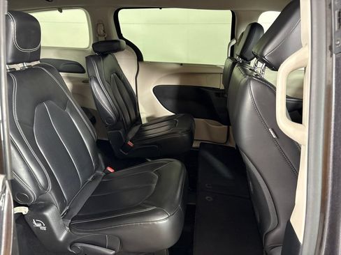 Used 2023 Chrysler Pacifica Touring-L FWD image 23