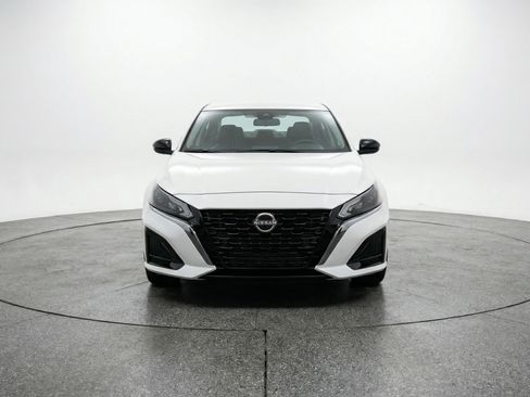 Used 2025 Nissan Altima 2.5 SV FWD image 2