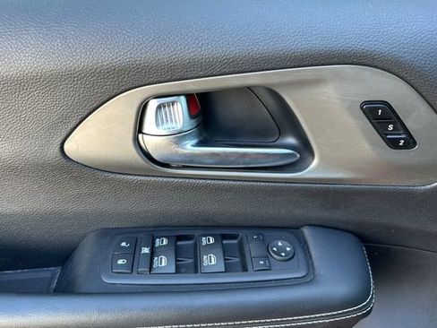 Used 2025 Chrysler Pacifica Select image 11