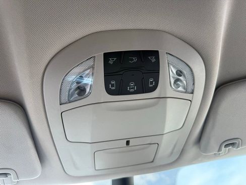 Used 2023 Chrysler Pacifica Touring-L FWD image 11