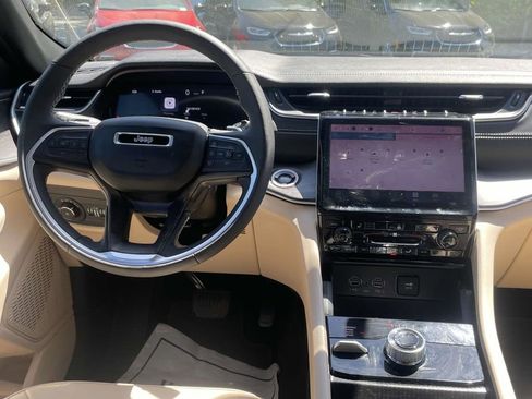 Used 2025 Jeep Grand Cherokee Limited image 23