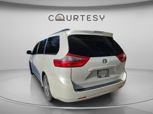 Used 2020 Toyota Sienna XLE FWD image 11