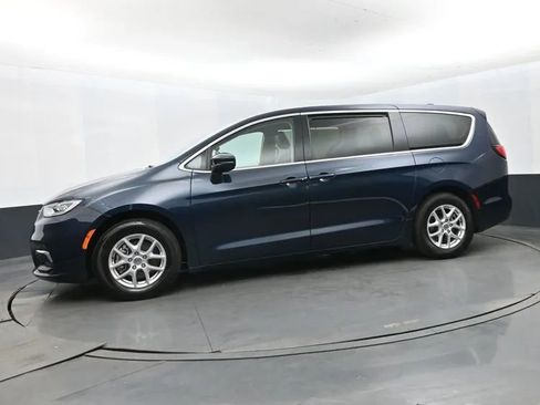 Used 2023 Chrysler Pacifica Touring-L FWD image 5