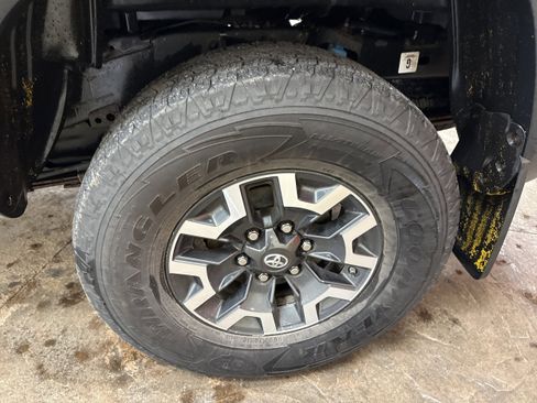 Used 2016 Toyota Tacoma TRD Off-Road w/ Premium & Technology Package image 6