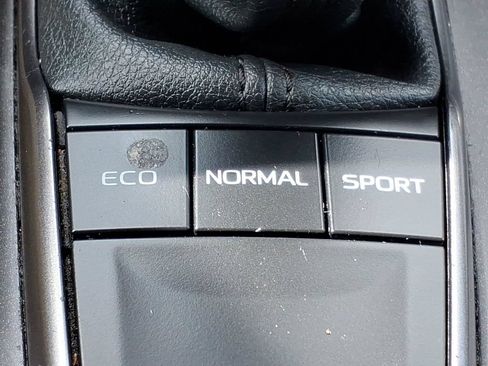 Used 2022 Toyota Camry SE FWD image 19
