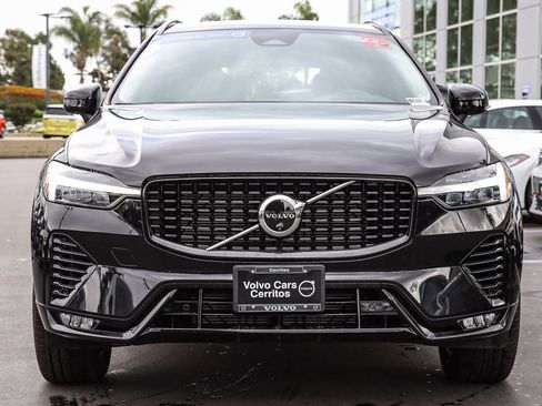 Used 2025 Volvo XC60 B5 Plus image 4