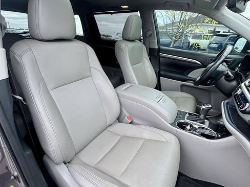 Used 2019 Toyota Highlander Limited w/ Carpet Mat Package (TMS) AWD/4WD image 16