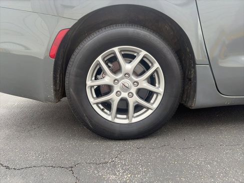 Used 2022 Chrysler Pacifica Touring-L image 9