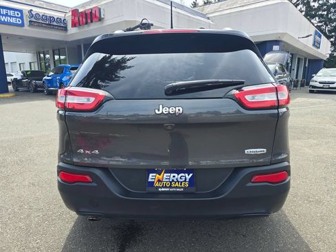 Used 2016 Jeep Cherokee Latitude w/ Cold Weather Group AWD/4WD image 6