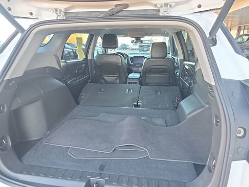 Used 2024 GMC Terrain SLT image 17