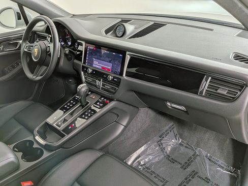 Certified 2025 Porsche Macan AWD/4WD image 25