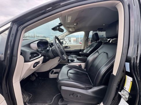Used 2023 Chrysler Pacifica Touring-L image 13