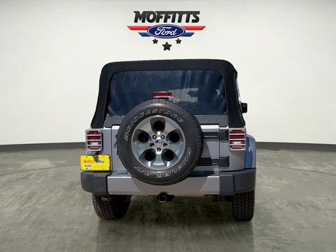Used 2016 Jeep Wrangler Unlimited Sahara w/ Max Tow Package AWD/4WD image 4