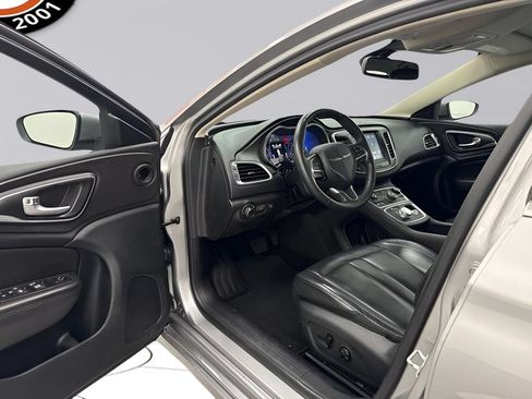 Used 2017 Chrysler 200 Limited Platinum FWD image 9
