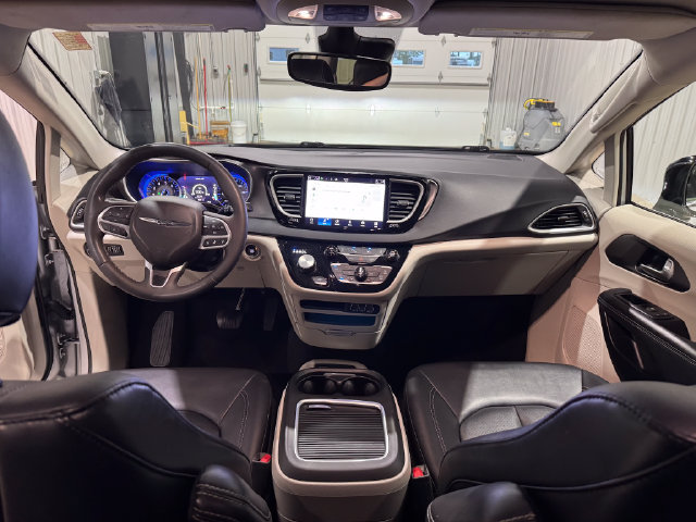 Used 2024 Chrysler Pacifica Touring-L FWD image 18