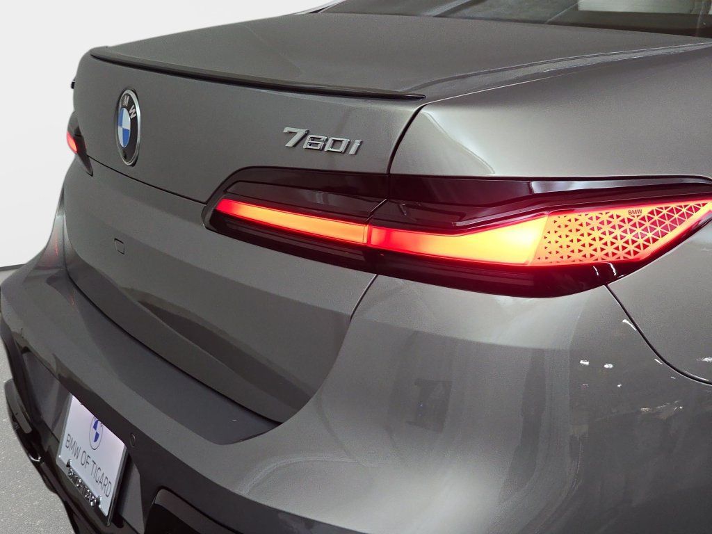 Used 2025 BMW 760i xDrive w/ Executive Package AWD/4WD image 35