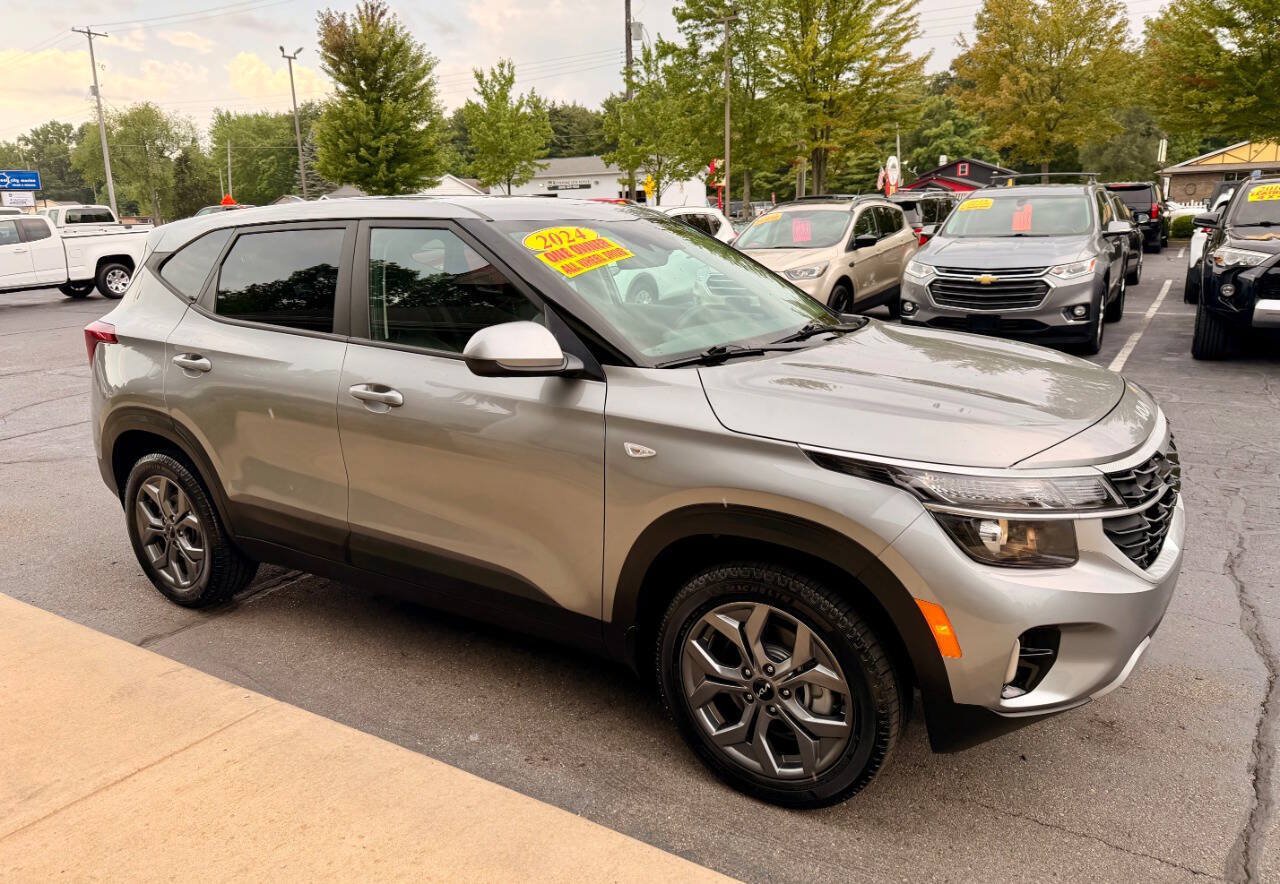 Used 2024 Kia Seltos LX AWD/4WD image 2